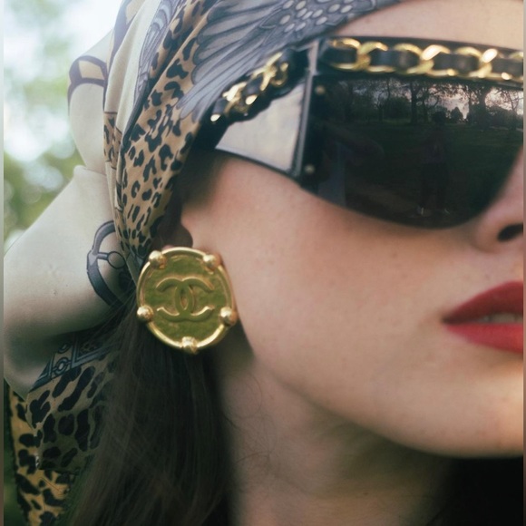 RETRO GOLD BLACK CHANEL NOTE last pic for size modeling ONLY - Picture 4 of 4